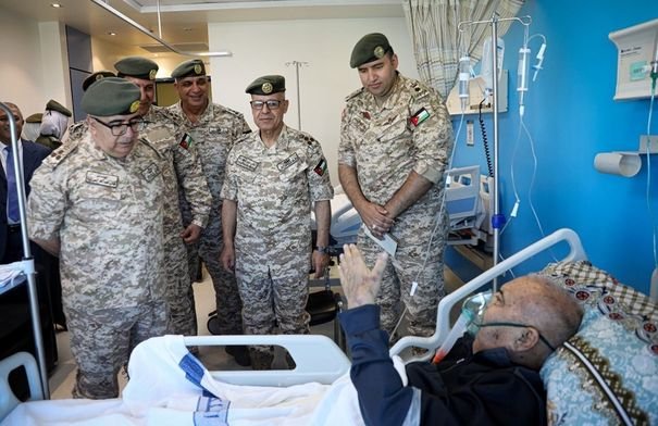 القوات المسلحة الأردنية: زيارات تفقدية للمرضى في المستشفيات العسكرية خلال عيد الأضحى 4 صورة لكبار ضباط القوات المسلحة الأردنية وهم يزورون المرضى في أحد المستشفيات العسكرية خلال عيد الأضحى.