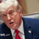صورة للرئيس الأمريكي دونالد ترامب يتحدث في مؤتمر صحفي، تعكس التوترات الجارية في العلاقات الأمريكية الإيرانية.