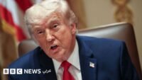 صورة للرئيس الأمريكي دونالد ترامب يتحدث في مؤتمر صحفي، تعكس التوترات الجارية في العلاقات الأمريكية الإيرانية.