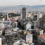 مشهد جوي لمبانٍ في بيروت، لبنان، يرمز إلى المشهد الأمني الذي هزته قضية انتحال الصفة.