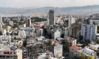 مشهد جوي لمبانٍ في بيروت، لبنان، يرمز إلى المشهد الأمني الذي هزته قضية انتحال الصفة.
