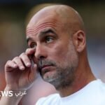 صورة لبيب غوارديولا يودع جماهير مانشستر سيتي في ملعب الاتحاد بعد عشر سنوات مع الفريق