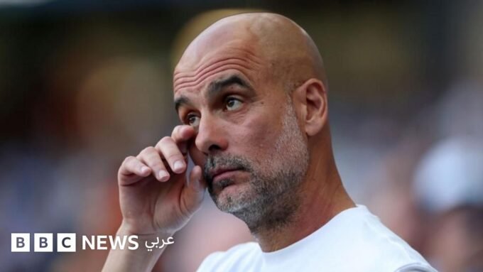 صورة لبيب غوارديولا يودع جماهير مانشستر سيتي في ملعب الاتحاد بعد عشر سنوات مع الفريق
