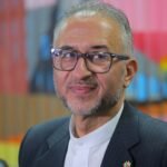 السفير الإيراني أبوالفضل بسنديده يتحدث في مؤتمر صحفي في تيخوانا، المكسيك، حول تحديات تأشيرات كأس العالم.