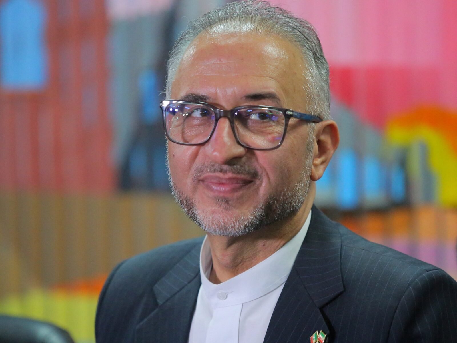 السفير الإيراني أبوالفضل بسنديده يتحدث في مؤتمر صحفي في تيخوانا، المكسيك، حول تحديات تأشيرات كأس العالم.
