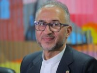 السفير الإيراني أبوالفضل بسنديده يتحدث في مؤتمر صحفي في تيخوانا، المكسيك، حول تحديات تأشيرات كأس العالم.
