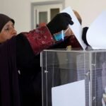صورة توضيحية لبطاقة ناخب مغربي أو صندوق اقتراع، ترمز للعملية الانتخابية والتسجيل في اللوائح.