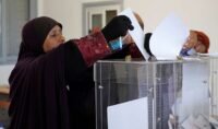 صورة توضيحية لبطاقة ناخب مغربي أو صندوق اقتراع، ترمز للعملية الانتخابية والتسجيل في اللوائح.