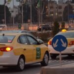 سيارة أجرة صفراء في شوارع الأردن تعكس التحديثات الجديدة في قطاع النقل العام