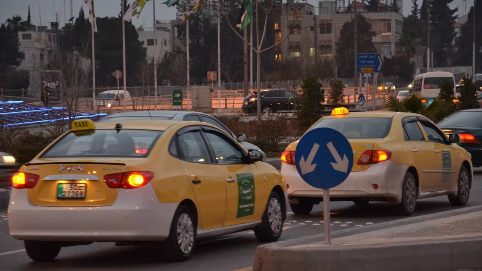 سيارة أجرة صفراء في شوارع الأردن تعكس التحديثات الجديدة في قطاع النقل العام