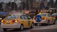 سيارة أجرة صفراء في شوارع الأردن تعكس التحديثات الجديدة في قطاع النقل العام