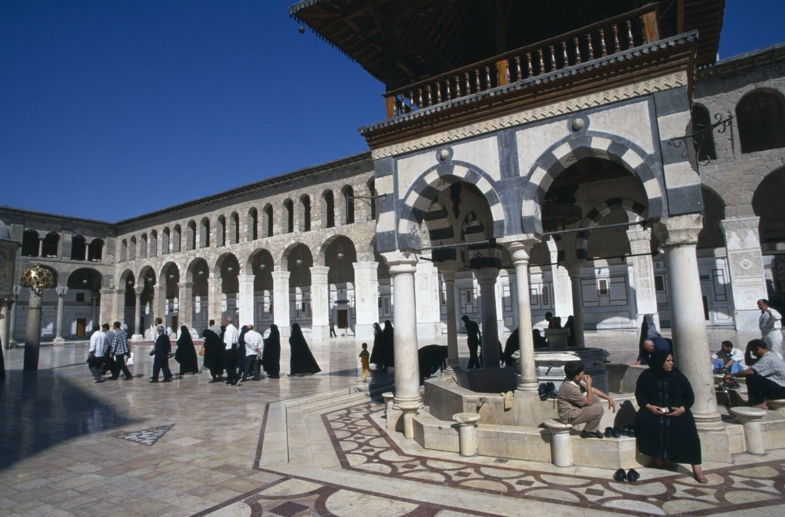 صورة للجامع الأموي الكبير في دمشق، يظهر روعته المعمارية والتاريخية