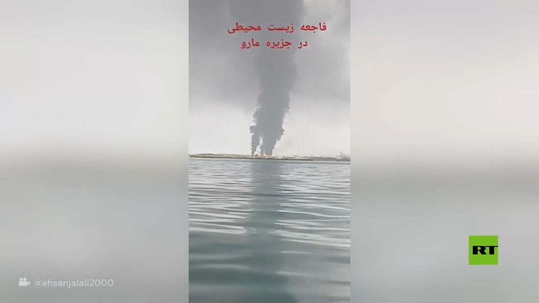 صورة لتسرب نفطي يهدد شواطئ جزر المالديف مع خلفية لتوترات إقليمية.