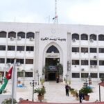 عمال يقومون بأعمال تعبيد الطرق في شارع فوزي الملقي بإربد