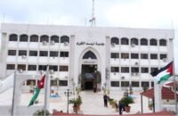 عمال يقومون بأعمال تعبيد الطرق في شارع فوزي الملقي بإربد