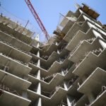 صورة توضيحية لعملية بناء حديثة باستخدام تقنيات خرسانية متطورة في روسيا تظهر سرعة وكفاءة الإنجاز.