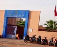 صورة لمستوصف قروي في منطقة تسلطانت بضواحي مراكش، يظهر مدخله أو واجهته، مع إشارة إلى توقف خدمات تلقيح الأطفال.