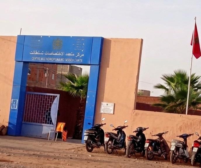 صورة لمستوصف قروي في منطقة تسلطانت بضواحي مراكش، يظهر مدخله أو واجهته، مع إشارة إلى توقف خدمات تلقيح الأطفال.