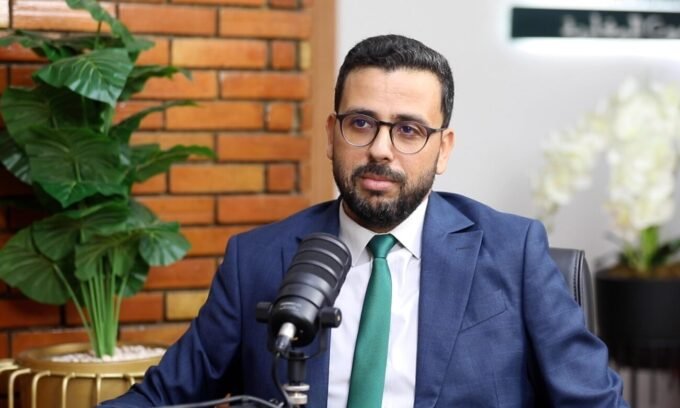 صورة تعبيرية عن الهوية المغربية، ربما تجمع بين عناصر تقليدية وعصرية، أو خريطة المغرب مع رموز ثقافية.