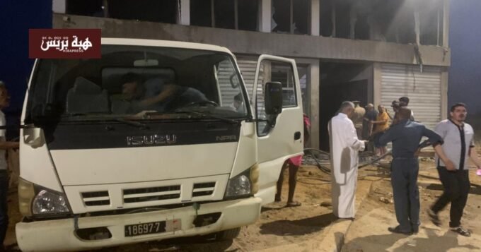 صورة لفرق الوقاية المدنية وهي تخمد حريقاً في عمارة سكنية بسيدي علال البحراوي