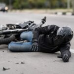 صورة لسائق دراجة نارية يتلقى الإسعافات الأولية من كوادر الدفاع المدني في محطة أمنية على الممر التنموي.