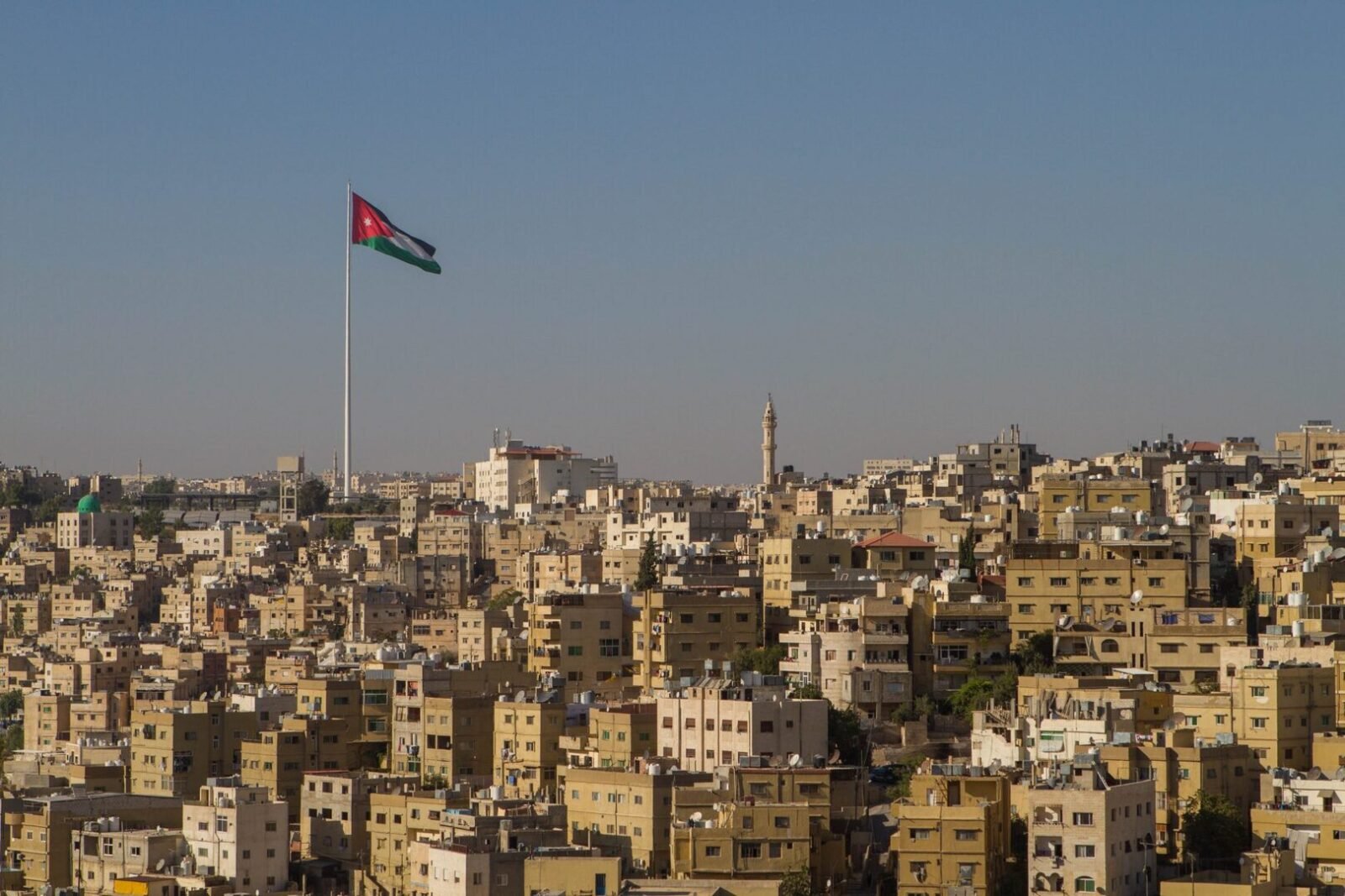 صورة توضيحية لشبكة إنترنت مع إشارة إلى الحجب في الأردن