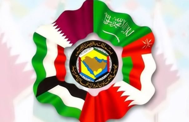 علم البحرين وشعار مجلس التعاون الخليجي يرمزان للتعاون الأمني
