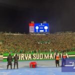 فصائل "كورفا سود" تحث لاعبي الرجاء على تجاوز العثرات وتدعو للإفراج عن المعتقلين 8 صورة تظهر جماهير الرجاء الرياضي في مدرجات "كورفا سود" ترفع لافتات دعم للفريق والمعتقلين.