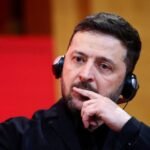 صورة للرئيس الأوكراني فولوديمير زيلينسكي يتحدث عن الوضع الحدودي مع روسيا البيضاء