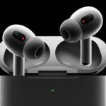 صورة لسماعات أبل AirPods Pro مع تأثيرات بصرية تشير إلى الذكاء الاصطناعي والرؤية المحيطية.
