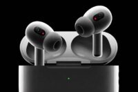 صورة لسماعات أبل AirPods Pro مع تأثيرات بصرية تشير إلى الذكاء الاصطناعي والرؤية المحيطية.