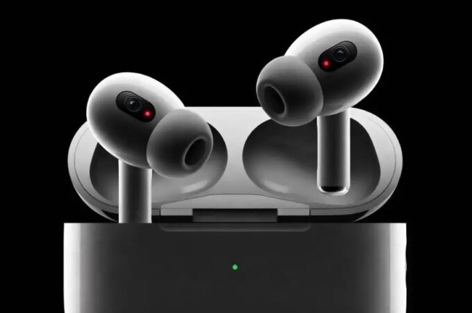 صورة لسماعات أبل AirPods Pro مع تأثيرات بصرية تشير إلى الذكاء الاصطناعي والرؤية المحيطية.