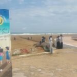 صورة لشاطئ رأس الماء بالناظور خلال حملة نظافة بيئية بمشاركة المتطوعين والأطفال.