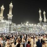 حجاج يؤدون مناسك الحج في مكة المكرمة، مع التركيز على أهمية الحفاظ على صحتهم وسلامتهم.