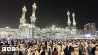 حجاج يؤدون مناسك الحج في مكة المكرمة، مع التركيز على أهمية الحفاظ على صحتهم وسلامتهم.