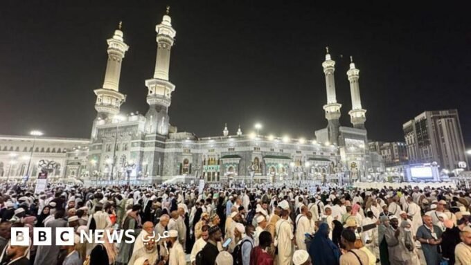 حجاج يؤدون مناسك الحج في مكة المكرمة، مع التركيز على أهمية الحفاظ على صحتهم وسلامتهم.