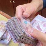 صورة توضيحية لأوراق نقدية أردنية، ترمز إلى صرف الرواتب الحكومية قبل الأعياد.