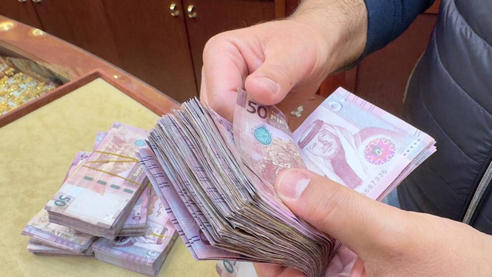 صورة توضيحية لأوراق نقدية أردنية، ترمز إلى صرف الرواتب الحكومية قبل الأعياد.