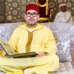 صورة لجلالة الملك محمد السادس يؤدي صلاة عيد الأضحى بمسجد أهل فاس في الرباط