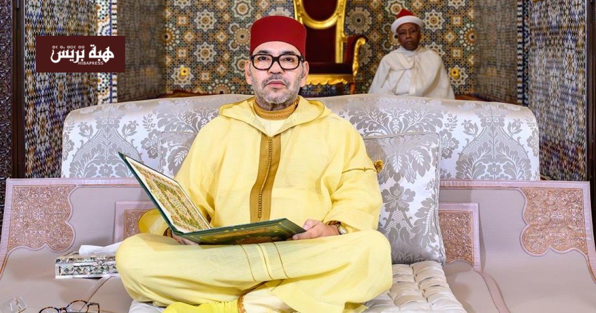صورة لجلالة الملك محمد السادس يؤدي صلاة عيد الأضحى بمسجد أهل فاس في الرباط