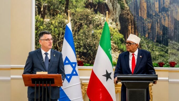 صوماليلاند وإسرائيل: تحالف جديد يعيد تشكيل ديناميكيات البحر الأحمر 9 الرئيس عبد الرحمن محمد عبد الله ووزير الخارجية الإسرائيلي جدعون ساعر في هرجيسا