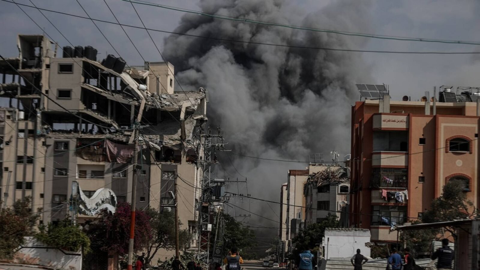 غزة: تحديث جديد لحصيلة الضحايا جراء العدوان المتواصل 3 صورة تظهر آثار الدمار في قطاع غزة مع تواجد فرق الإنقاذ، تعكس الوضع الإنساني الصعب.