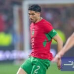 صورة لأشرف حكيمي بقميص المنتخب المغربي يعبر عن طموحات الفريق في كأس العالم.