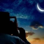 صورة لهلال القمر مع مسجد أو الكعبة المشرفة، ترمز لتحري الهلال وموسم الحج.