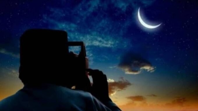 صورة لهلال القمر مع مسجد أو الكعبة المشرفة، ترمز لتحري الهلال وموسم الحج.