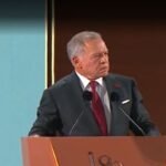 صورة لجلالة الملك عبدالله الثاني يلقي كلمة بمناسبة عيد الاستقلال الثمانين في قصر الحسينية.