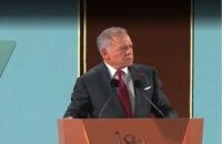 صورة لجلالة الملك عبدالله الثاني يلقي كلمة بمناسبة عيد الاستقلال الثمانين في قصر الحسينية.
