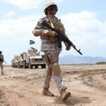 صورة لآثار الدمار بعد غارة جوية إسرائيلية في جنوب لبنان، مع فرق الإنقاذ تعمل على إجلاء الضحايا.
