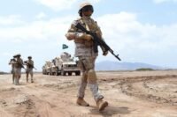 صورة لآثار الدمار بعد غارة جوية إسرائيلية في جنوب لبنان، مع فرق الإنقاذ تعمل على إجلاء الضحايا.