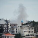 صورة جوية لبلدة دير الزهراني في جنوب لبنان بعد غارة جوية إسرائيلية، تظهر آثار الدمار.